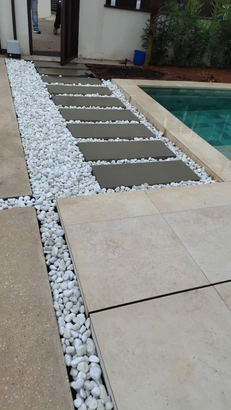 reformas jardin y piedras blancas
